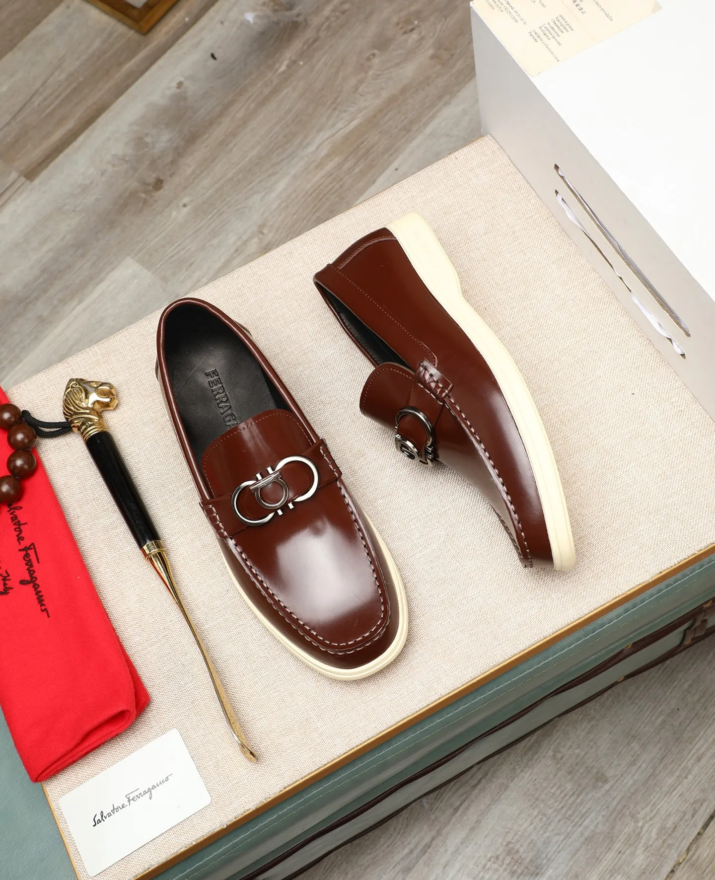 Men's shoes 💰580 📛📛(water-dyed cow lining) Salvatore Ferragamo high-end (Salvatore Ferragamo) is the top international luxury footwear brand. It comes from the fashion kingdom of Italy. It is famous all over the world for its traditional handmade design and novel styles... 🚶🏻🚶🏻New suit shoes are available simultaneously at the counter. This style is purely handmade. The fabric is imported Italian calfskin➕Soft water-dyed cowhide lining. Original authentic outsole🌀🌀Size: 38➖44 (45 46 customized)